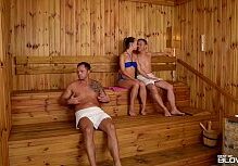 Ninfeta gostosa chupando dois pau grande na sauna xvidio porno