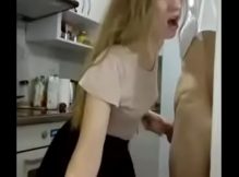 Porno com novinhas safada dando na cozinha e bebendo leite
