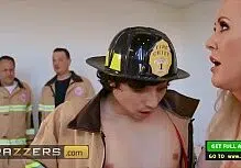 Film porno loira magrinha transando com bombeiro dotado