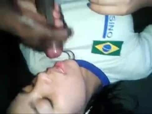 Estudante novinha pagando boquete para o amiguinho do colégio