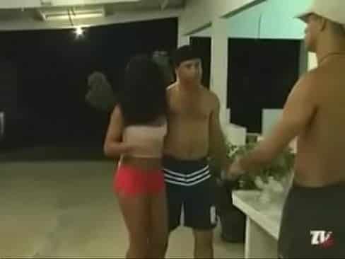 Moreninha gostosa fodendo com dois machos sortudos